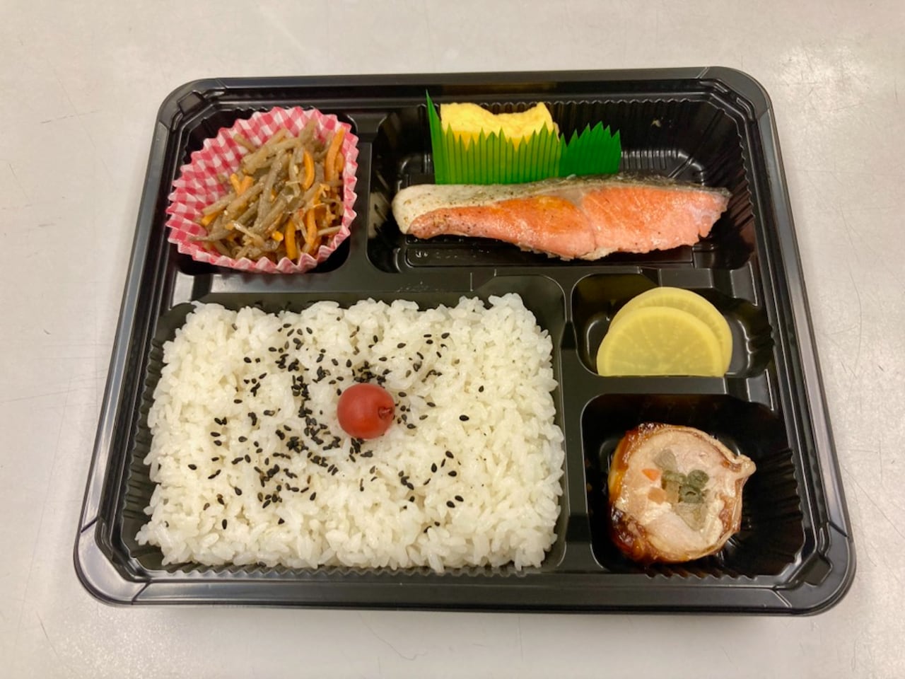 ②鮭弁当